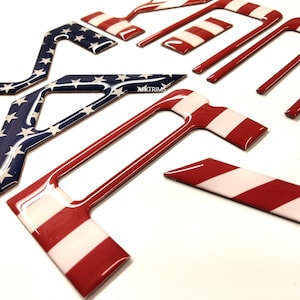 Kompatibel mit 2022 2023 2024 2025 3D Raheed Domed Poly Coated Tailgate Buchstaben / Einsätze in den USA gemachte Flaggen / Outlines / Solid Color / Carbon