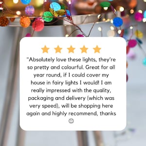 Puede incluir: Una cadena de luces con peque&ntilde;os discos circulares multicolores similares a confeti. Una superposici&oacute;n cuadrada blanca muestra cinco estrellas doradas y el texto: Absolutely love these lights, they're so pretty and colourful. Confetti Lights @sparkle.lighting.