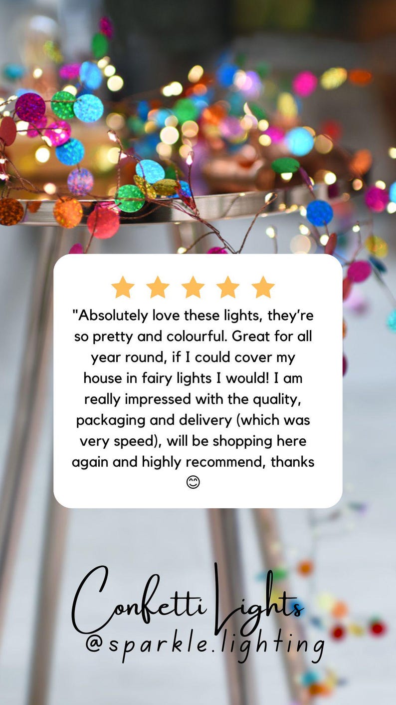 Puede incluir: Una cadena de luces con peque&ntilde;os discos circulares multicolores similares a confeti. Una superposici&oacute;n cuadrada blanca muestra cinco estrellas doradas y el texto: Absolutely love these lights, they're so pretty and colourful. Confetti Lights @sparkle.lighting.