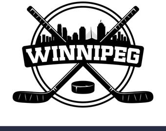Puede incluir: Ilustración en blanco y negro de dos palos de hockey cruzados con un disco en el centro. Los palos están delante de un círculo con el horizonte de la ciudad de Winnipeg, Manitoba, Canadá y la palabra "WINNIPEG" en una pancarta.