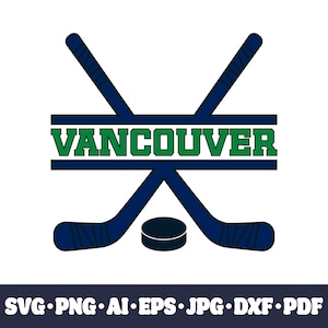 Può includere: Un design grafico con due bastoni da hockey incrociati con un disco nero al centro. I bastoni sono blu e bianchi con nastro nero. La parola "VANCOUVER" è scritta in lettere verdi su uno stendardo blu e bianco.