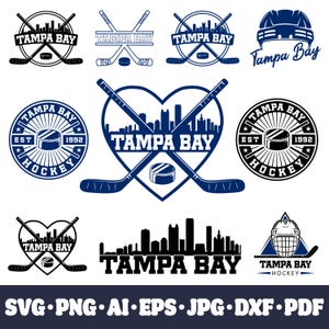 Op de afbeelding: Een verzameling Tampa Bay hockey-thema logo's in zwart en blauw. Ontwerpen omvatten gekruiste hockeysticks, pucks, stadsgezichten en een hockeyhelm. Tekst bevat "Tampa Bay" en "Hockey". Formaten: SVG, PNG, AI, EPS, JPG, DXF, PDF.