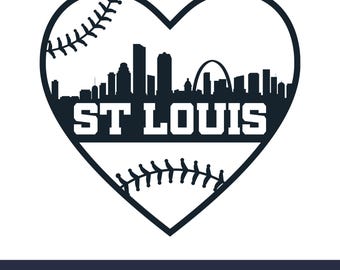 Könnte beinhalten: Schwarz-weiße Silhouette der Skyline von St. Louis in einem Herz mit einem Baseball-Nahtmuster. Der Text "ST LOUIS" befindet sich unter der Skyline.