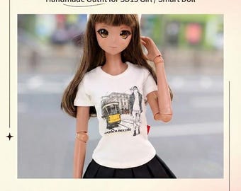 Puede incluir: Una camiseta blanca con estampado personalizado para muñeca, con un gráfico de un tranvía amarillo y una persona. La camiseta forma parte de un atuendo hecho a mano para SD13 Girl y Smart Doll. El texto dice "One-of-a-Kind Custom Print T-Shirt."