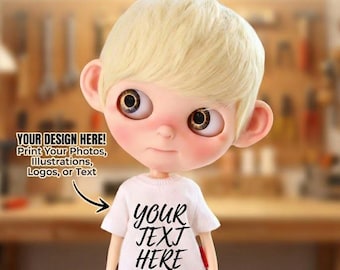 Puede incluir: Una muñeca Blythe con una camiseta blanca personalizada con el texto "YOUR TEXT HERE". La muñeca tiene cabello rubio, ojos grandes y usa jeans azules. La imagen incluye el texto "CUSTOM PRINT T-SHIRT FOR BLYTHE DOLLS".