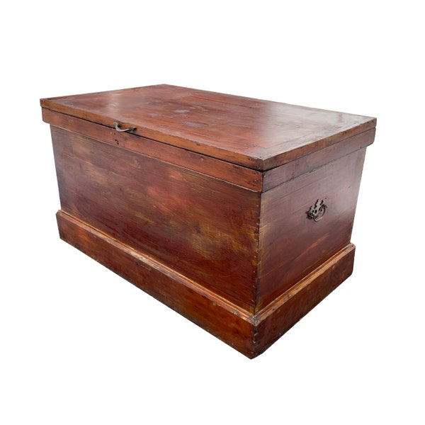 NY only: Extremely handsome Shaker style turn of the century blanket box. Dovetailed corners!