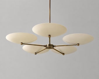Lámpara de araña de latón hecha a mano de mediados de siglo (años 50), lámpara de techo moderna de 5 luces tipo platillo, lámpara colgante de globo de latón.