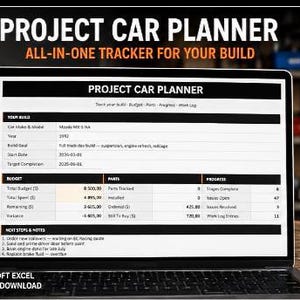 Może przedstawiać: Ekran laptopa wyświetlający arkusz kalkulacyjny Project Car Planner z sekcjami dotyczącymi szczegółów budowy, budżetu, części i postępów. Interfejs zawiera pola dla marki, modelu, roku i śledzenia finansów. Tekst: Project Car Planner.
