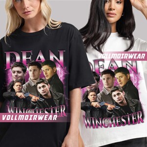 Puede incluir: Camiseta negra y blanca con un gr&aacute;fico rosa de Dean Winchester de la serie de televisi&oacute;n Supernatural. El gr&aacute;fico es un collage de la cara de Dean Winchester y otros personajes de la serie. El texto "Dean Winchester" est&aacute; escrito en letras rosas con un dise&ntilde;o de rayo rosa.