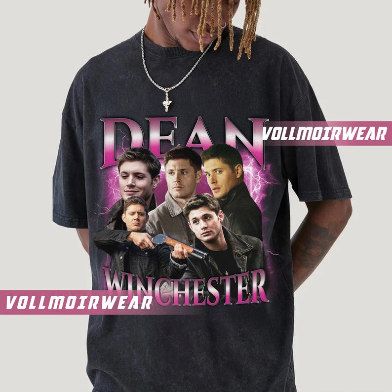 Puede incluir: Camiseta negra con un gr&aacute;fico de estilo vintage de los personajes de la serie de televisi&oacute;n "Supernatural." El gr&aacute;fico incluye las palabras "Dean Winchester" en letras rosas e im&aacute;genes de los cuatro personajes principales.