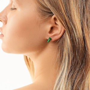 Malachit Ohrstecker, hypoallergen Schmuck für empfindliche Ohren, Ohrstecker mit natürlichem Stein, medizinische Ohrstecker mit echtem Malachit, Edelstein Ohrstecker