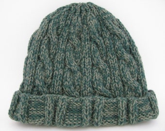 Green Cabled handknitted Beanie in Green / Handmade w/ Peruvian Wool / Warm Hat / Winter beanie/ Winter Hat / Winter Accessory