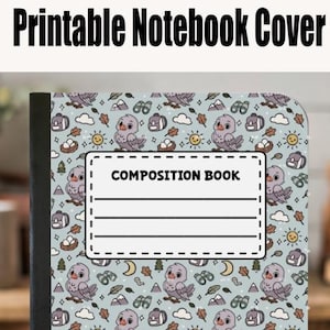 Puede incluir: Un cuaderno de composición con una cubierta azul claro que presenta un patrón repetido de pájaros de dibujos animados, nubes y otros elementos de la naturaleza. El cuaderno tiene una etiqueta blanca que dice "COMPOSITION BOOK" y "EXAMPLE NOTEBOOK". El texto "Printable Notebook Cover" está en la parte superior.
