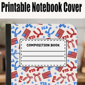 Puede incluir: Un cuaderno de composición con un diseño patriótico. La portada presenta un patrón de cintas rojas, blancas y azules, banderas americanas y la palabra "USA" sobre un fondo crema. El cuaderno tiene el texto "Printable Notebook Cover", "Composition Book" y "Example Notebook".