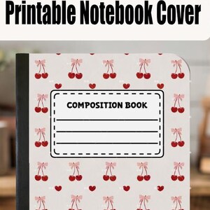 Puede incluir: Un cuaderno de composición con un patrón de cerezas. La portada presenta cerezas rojas con lazos rosas y pequeños corazones rojos sobre un fondo claro. El cuaderno tiene el texto "Printable Notebook Cover", "COMPOSITION BOOK" y "EXAMPLE NOTEBOOK".