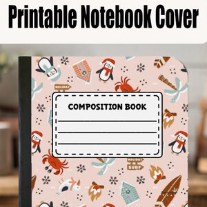 Puede incluir: Un cuaderno de composición con una cubierta rosa con un patrón de pingüinos con gorros de Papá Noel, tablas de surf y copos de nieve. El cuaderno tiene el texto "Printable Notebook Cover", "Composition Book" y "Example Notebook".