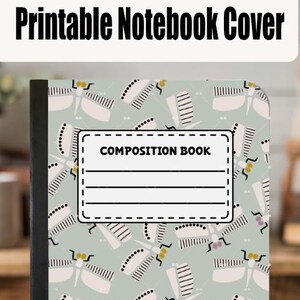 Puede incluir: Un cuaderno de composición con una cubierta verde claro con un patrón de ilustraciones de insectos blancos y beige. El cuaderno tiene una espina negra y una etiqueta blanca que dice "COMPOSITION BOOK". También se ve el texto "Printable Notebook Cover" y "EXAMPLE NOTEBOOK".