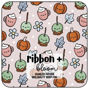 Puede incluir: Patrón sin costuras con ilustraciones de calabazas, manzanas caramelizadas, tazas de café, flores y hojas sobre un fondo rosa claro. El texto "ribbon + bloom" está en el centro de la imagen.