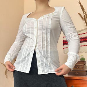 Puede incluir: Un juego de tres tazas de cerámica con acabado mate moteado. Las tazas son de color crema, marrón claro y marrón oscuro. Cada taza tiene un diseño minimalista y un asa redondeada. Adecuadas para café o té.