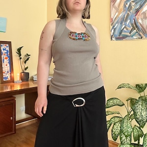 Top halter de punto con cuentas Y2K: camiseta sin mangas acanalada en color topo con detalle de joya, estilo bohemio y glamuroso de los años 2000, talla M/L