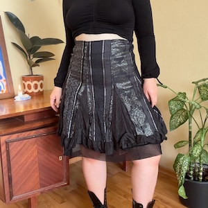Vintage Gothic Svart Panelerad Midikjol — Dark Fairycore Whimsigoth Spetskjol (M/L)