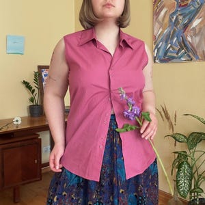 ヴィンテージピンクのノースリーブブラウス：90年代風フィットボタンアップトップス