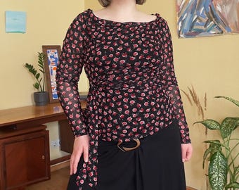 Blusa vintage Y2K de malha transparente com estampa floral e manga comprida – Blusa romântica vintage dos anos 90/00 com gola alta, amarração na cintura e estampa de rosas, estilo coquete