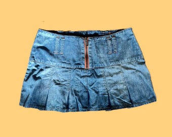 Minigonna in denim vintage - Minigonna in jeans a pieghe a vita bassa con cerniera frontale, estetica da cattiva degli anni 2000 (S)