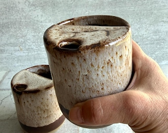 Taza de viaje de cerámica artesanal estilo malvavisco tostado, 473 ml. Regalo acogedor.