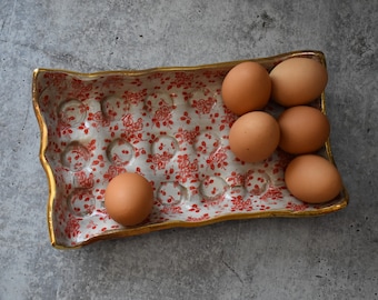 Bandeja de huevos de cerámica roja y dorada, caja de huevos, cerámica hecha a mano, regalo de bienvenida, regalo único hecho a mano, caja de huevos, bandeja de huevos endiablados