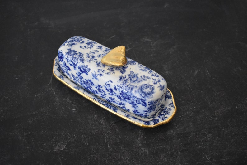 PRE ORDER stick Butter dish with lid, Covered butter dish, small butter dish, Ceramic butter dish Bee knob