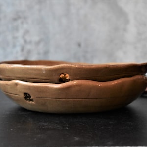 Puede incluir: Dos cuencos de cer&aacute;mica apilados con un esmalte marr&oacute;n claro. El cuenco inferior tiene el n&uacute;mero "8" inscrito en el lateral.