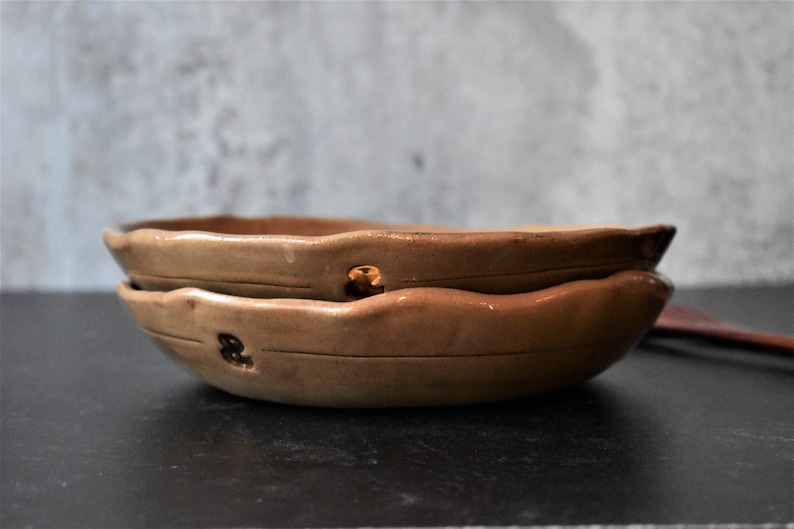 Puede incluir: Dos cuencos de cer&aacute;mica apilados con un esmalte marr&oacute;n claro. El cuenco inferior tiene el n&uacute;mero "8" inscrito en el lateral.