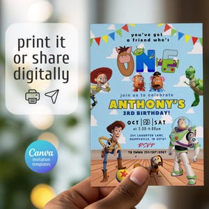 Pu&ograve; includere: Un invito di compleanno colorato con personaggi del film Toy Story. L'invito include il testo "Anthony's 3rd Birthday!" e i dettagli dell'evento. Il design incorpora uno sfondo di cielo blu con elementi decorativi.