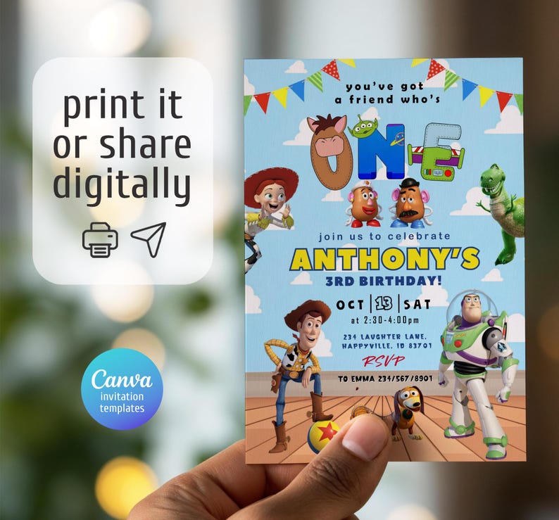 Pu&ograve; includere: Un invito di compleanno colorato con personaggi del film Toy Story. L'invito include il testo "Anthony's 3rd Birthday!" e i dettagli dell'evento. Il design incorpora uno sfondo di cielo blu con elementi decorativi.