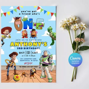 Pu&ograve; includere: Un invito di compleanno con i personaggi di Toy Story e la scritta "ANTHONY'S 3RD BIRTHDAY!" su sfondo blu. L'invito include data, ora e informazioni RSVP. Il design incorpora elementi colorati e caratteri giocosi.