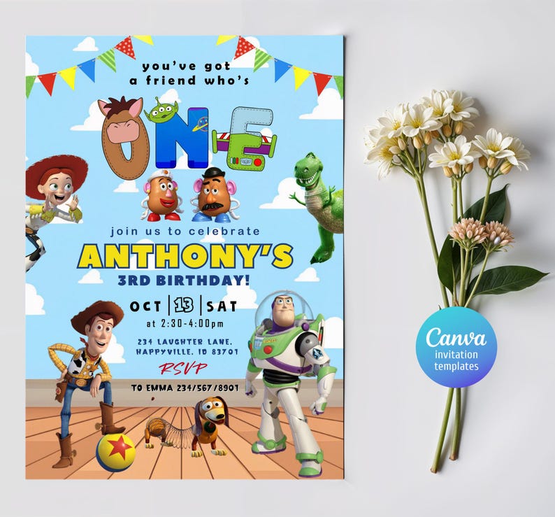 Pu&ograve; includere: Un invito di compleanno con i personaggi di Toy Story e la scritta "ANTHONY'S 3RD BIRTHDAY!" su sfondo blu. L'invito include data, ora e informazioni RSVP. Il design incorpora elementi colorati e caratteri giocosi.