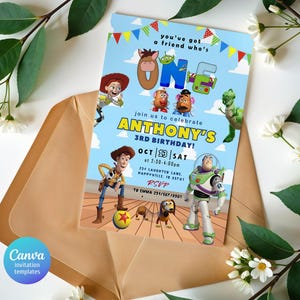 Pu&ograve; includere: Un invito di compleanno con personaggi di Toy Story su uno sfondo di cielo blu. L'invito include il testo "ANTHONY'S 3RD BIRTHDAY!" e le informazioni RSVP. L'invito &egrave; all'interno di una busta marrone.