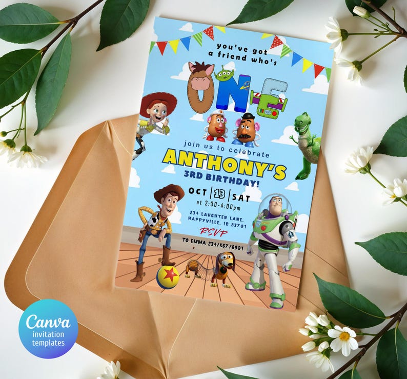 Pu&ograve; includere: Un invito di compleanno con personaggi di Toy Story su uno sfondo di cielo blu. L'invito include il testo "ANTHONY'S 3RD BIRTHDAY!" e le informazioni RSVP. L'invito &egrave; all'interno di una busta marrone.