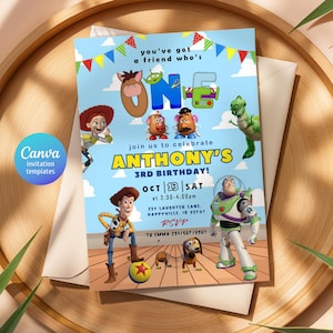 Pu&ograve; includere: Un biglietto d'invito blu con personaggi dei cartoni animati e il testo "ONE" e "ANTHONY'S 3RD BIRTHDAY!". Il biglietto presenta personaggi di Toy Story, la data "OCT 13 SAT" e informazioni RSVP.