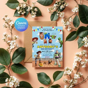 Pu&ograve; includere: Un invito di compleanno con personaggi dei cartoni animati. L'invito &egrave; azzurro e contiene il testo "ANTHONY'S 3RD BIRTHDAY!" e i dettagli dell'evento. Circondato da fiori bianchi e foglie verdi.