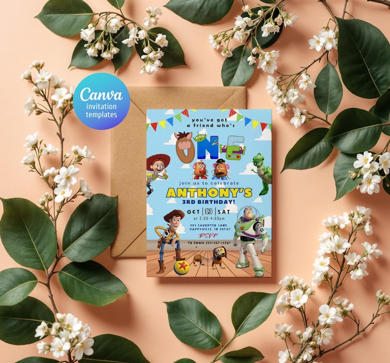 Pu&ograve; includere: Un invito di compleanno con personaggi dei cartoni animati. L'invito &egrave; azzurro e contiene il testo "ANTHONY'S 3RD BIRTHDAY!" e i dettagli dell'evento. Circondato da fiori bianchi e foglie verdi.