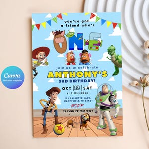 Pu&ograve; includere: Un invito blu con il testo "you've got a friend who's ONE" e "ANTHONY'S 3RD BIRTHDAY!" con personaggi di Toy Story. Include i dettagli RSVP e la data: 13 ottobre, sabato.