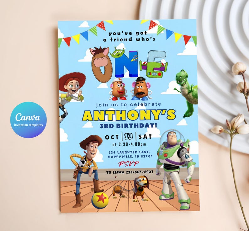 Pu&ograve; includere: Un invito blu con il testo "you've got a friend who's ONE" e "ANTHONY'S 3RD BIRTHDAY!" con personaggi di Toy Story. Include i dettagli RSVP e la data: 13 ottobre, sabato.