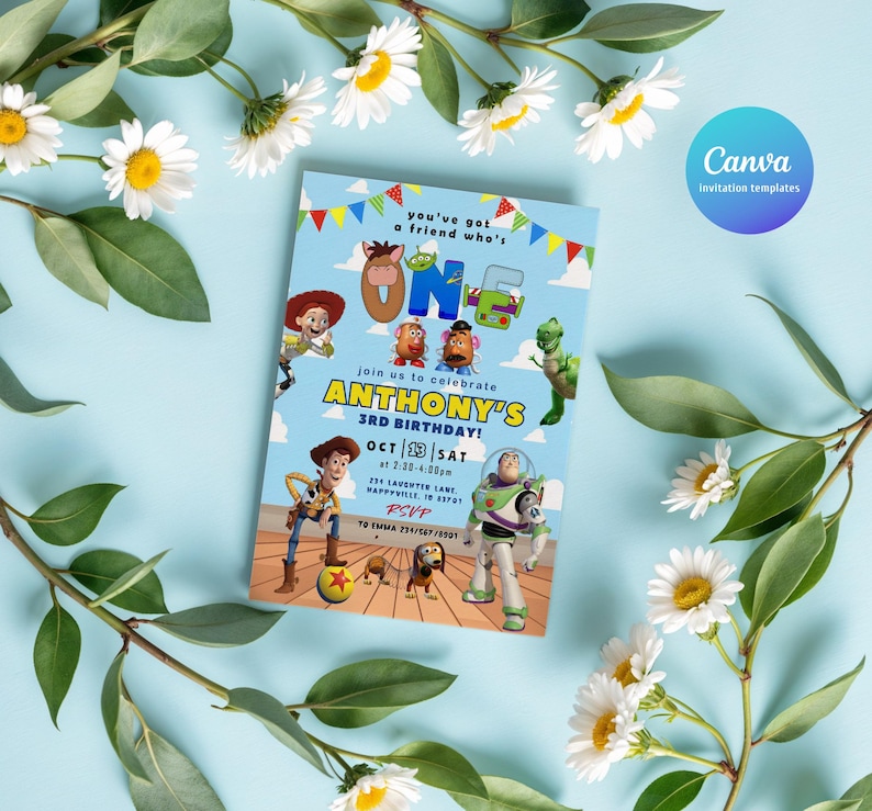 Pu&ograve; includere: Un biglietto d'invito blu a tema Toy Story, con Woody, Buzz Lightyear e altri personaggi. Il biglietto annuncia il 3&deg; compleanno di Anthony, con data e ora. Lo sfondo &egrave; azzurro con nuvole.