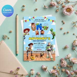 Pu&ograve; includere: Un invito di compleanno colorato con i personaggi di Toy Story. L'invito &egrave; per il 3&deg; compleanno di Anthony, con data, ora e informazioni RSVP. Il design presenta uno sfondo blu cielo ed elementi decorativi.