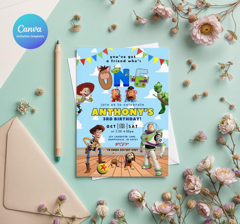 Pu&ograve; includere: Un invito di compleanno colorato con i personaggi di Toy Story. L'invito &egrave; per il 3&deg; compleanno di Anthony, con data, ora e informazioni RSVP. Il design presenta uno sfondo blu cielo ed elementi decorativi.
