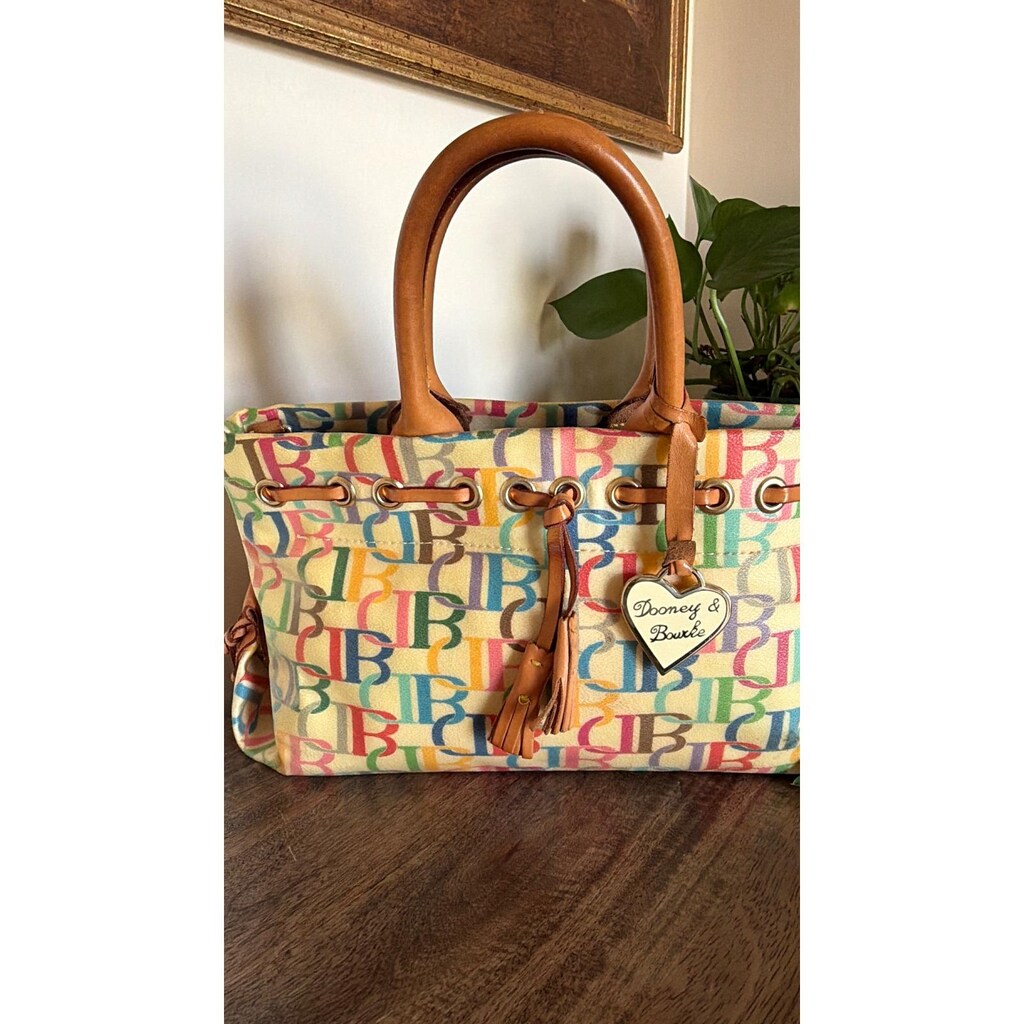 Dooney & Bourke Portafogli Accessorio Sammi Charm - Design Americano, Dimensioni 7,5x7,5x14,5 Cm
