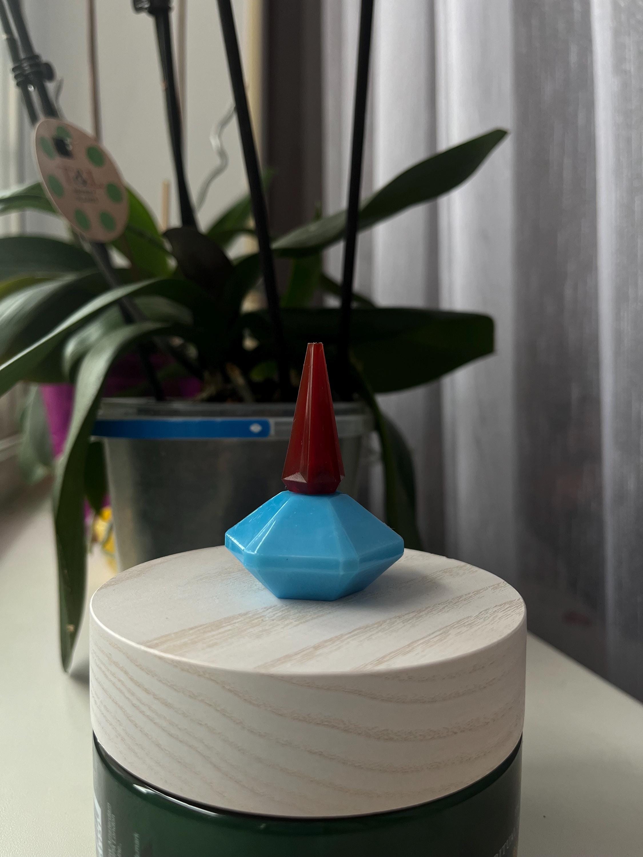 Cacharel Lou Lou 香水 青と赤の六角形デザイン Vintage瓶 Vintage 90s Cacharel Loulou Eau De Parfum: Rare Formula, 50ml