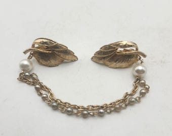Clips para cárdigan con cadena de protección de suéter de perlas sintéticas con forma de hoja en tono dorado vintage, estilo años 50, broche para cuello de chal, accesorio para vestido, joyería retro.